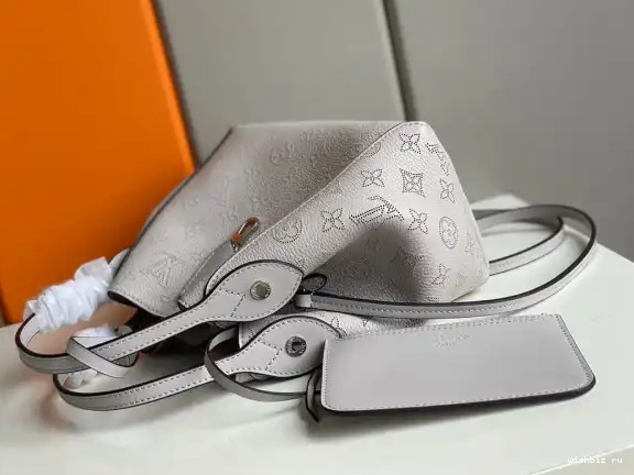 WIS LOUIS HINA PM VUITTON 0523